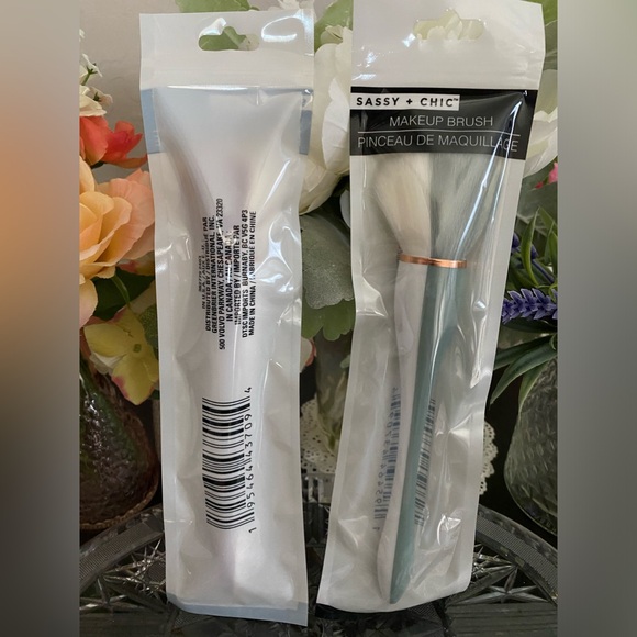 ππ SASSY + CHIC LIMITED EDITION MULTI-PURPOSE MAKE-UP BRUSHES! FACTORY Sβ¦ - Picture 4 of 6